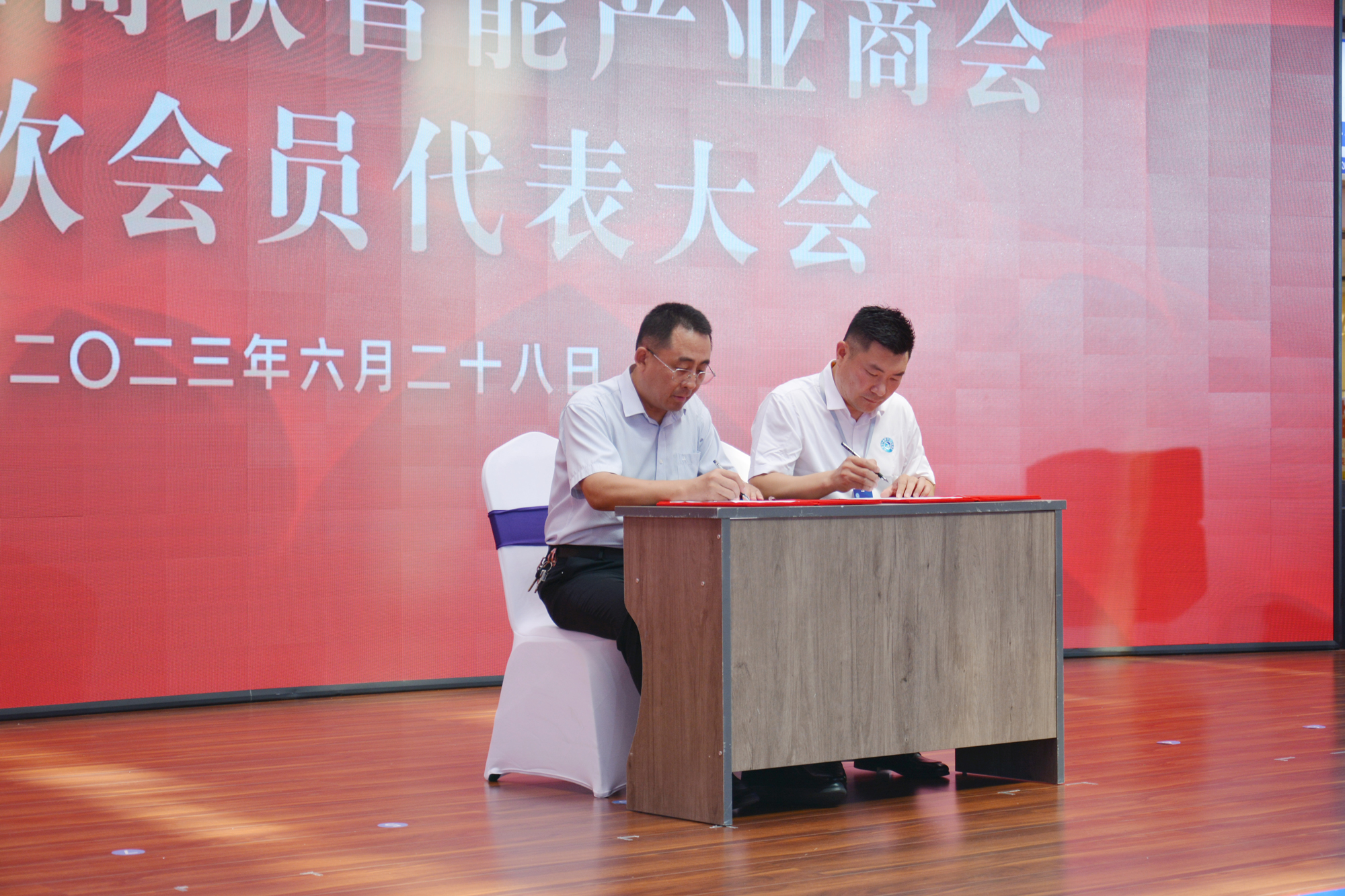 市工商联领导与商会会长签订责任书.jpg